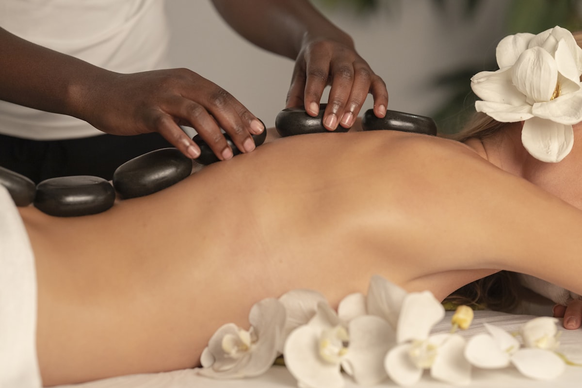 Massagem ao domicílio em ambiente confortável